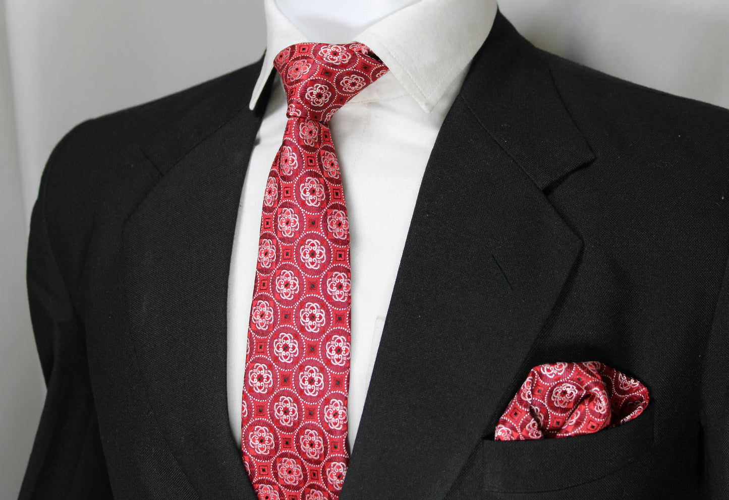Elegant Red Geometric Patterned Tie & Pocket Square
